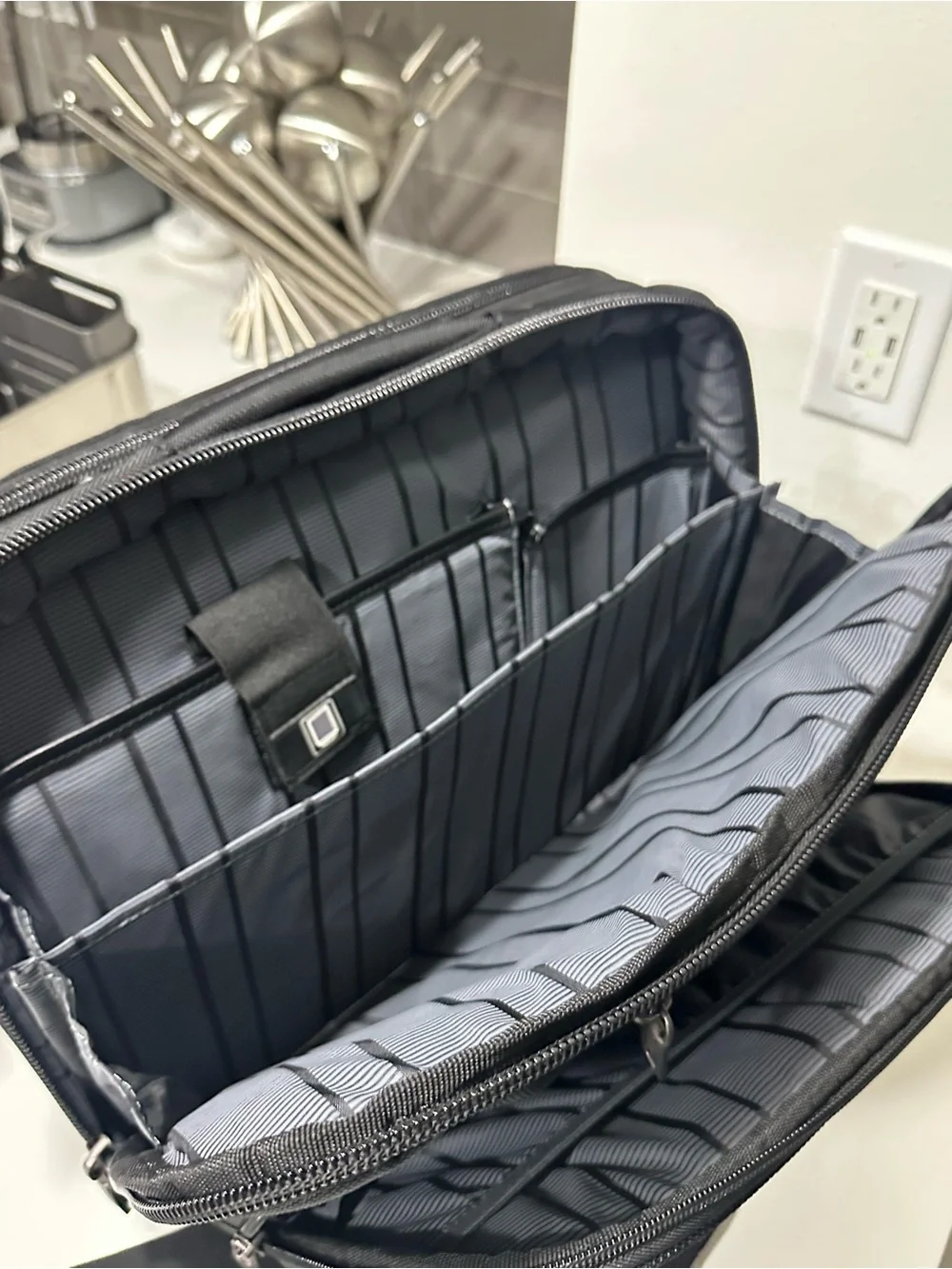Kenneth Cole Reaction Relatively Easy Laptop Briefcase Business Backpack Black